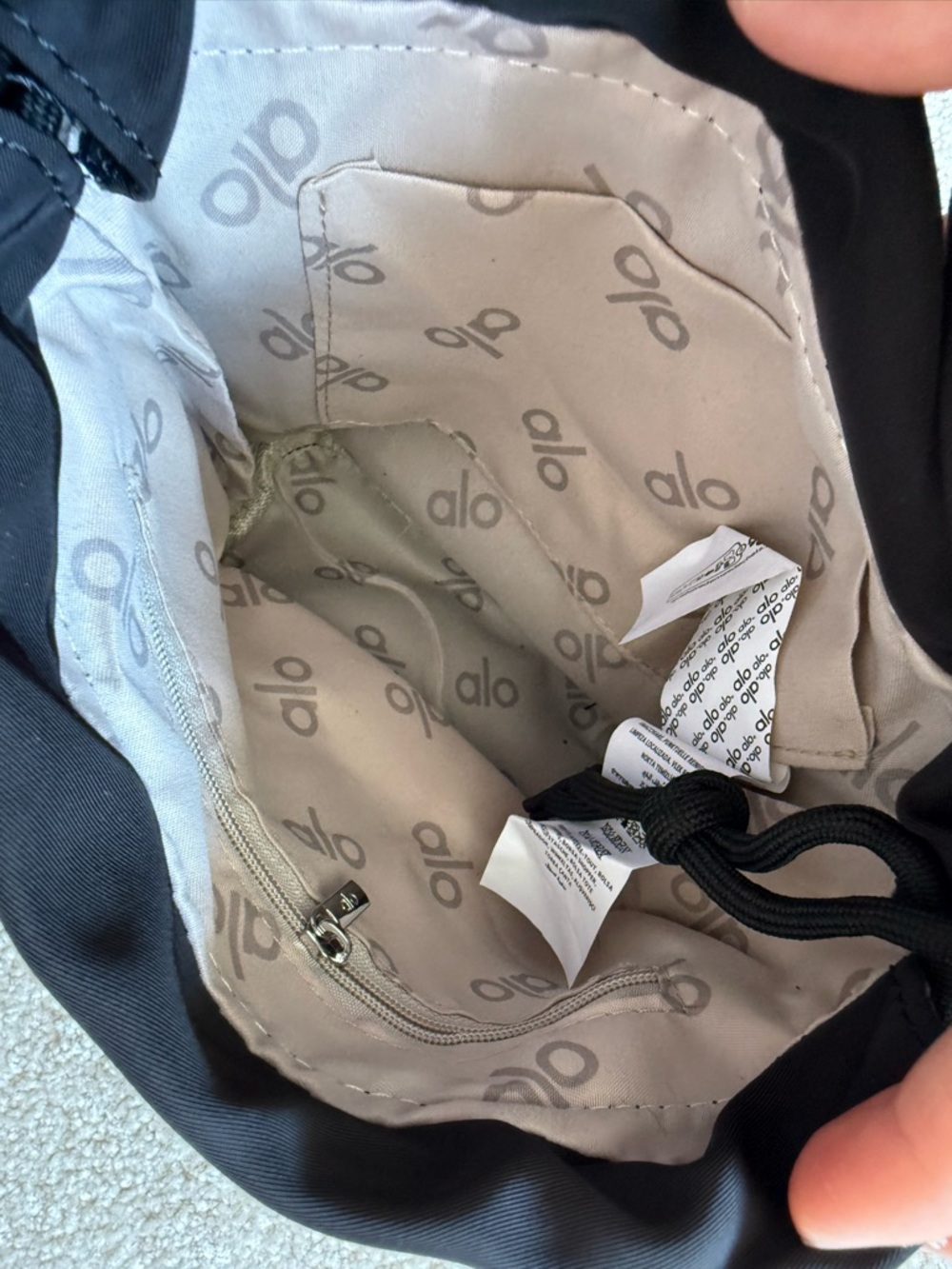 Alo Yoga Utility Crossbody Bucket Bag - Picture 5 of 6
